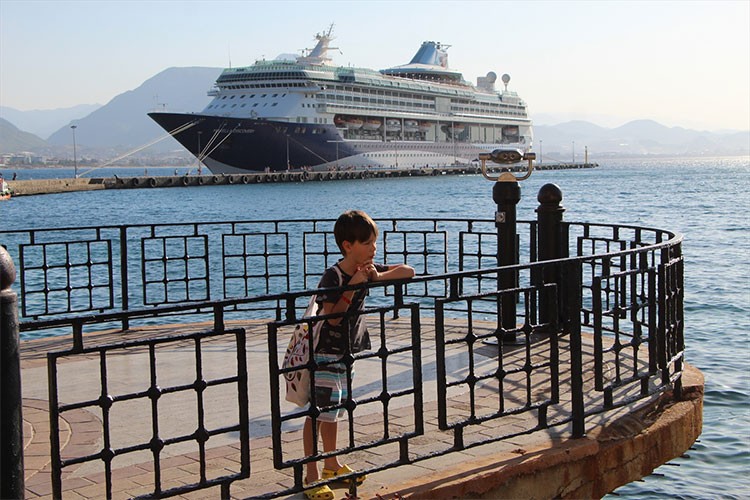 "Marella Discovery" Alanya Limanı'na demirledi