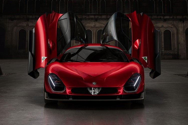 Alfa Romeo 33 Stradale'nin "kükreme sesini" videoyla duyurdu