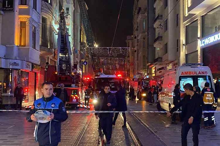 İstiklal Caddesi'nde otel yangını