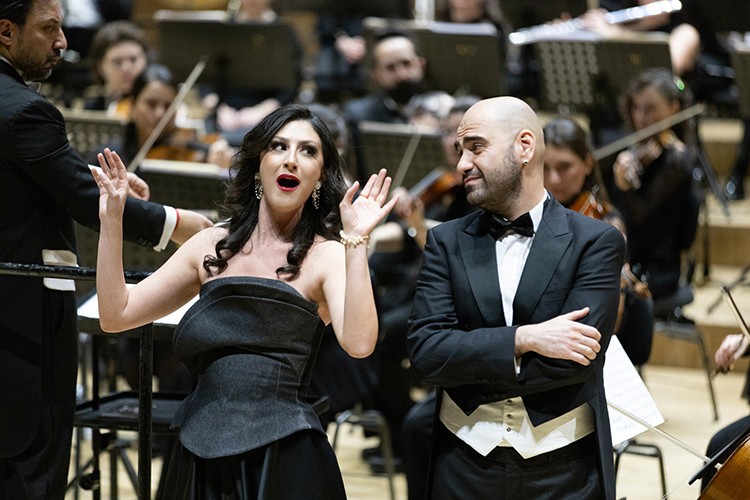 Konser geliriyle gençlere destek oluyor