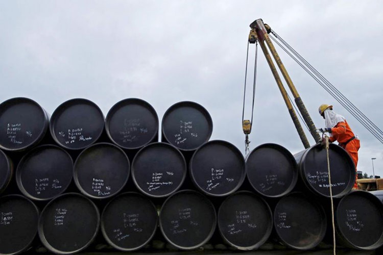Küresel petrol arzı kasımda günlük 120 bin varil azaldı