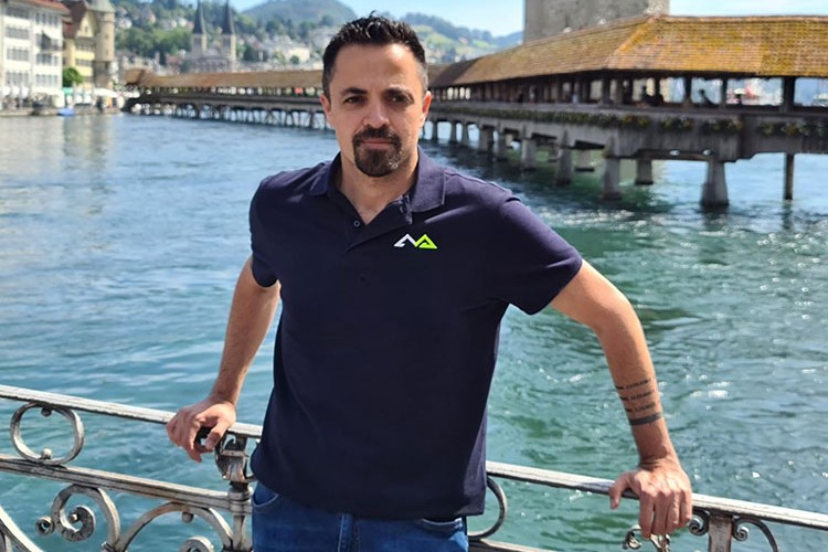 Üreticiye kızıp fabrika kurdu