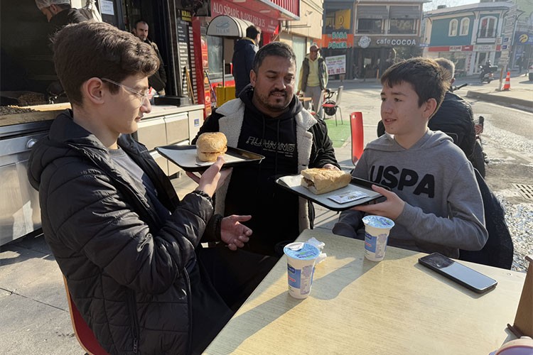Tekirdağ'da takdir belgesini getiren öğrencilere kokoreç ikramı