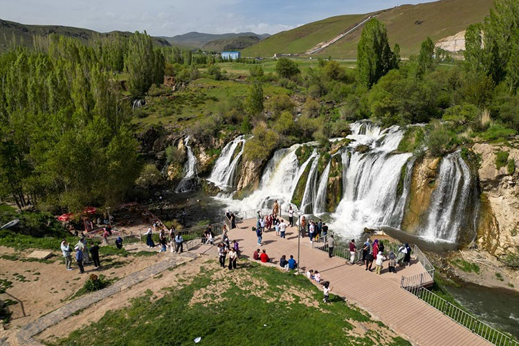 Sıcak havayı fırsat bilenler Muradiye Şelalesi'nde yoğunluk oluşturdu