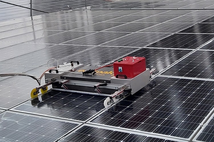 Robotlar, güneş santrallerinde enerji verimliliğini artırıyor