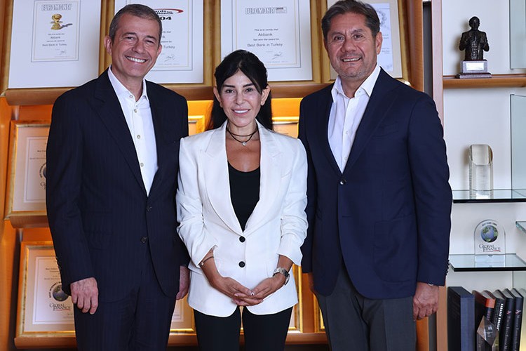 Akbank'ta Bayrak Değişimi