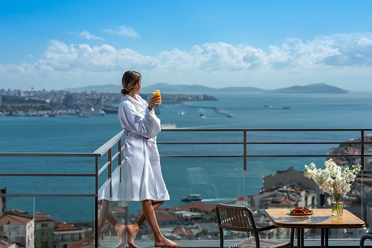 Sofitel İstanbul Taksim'de havuz keyfi başladı