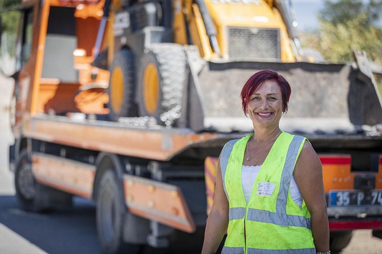 İzmir'in kadın ağır vasıta şoförü işini severek yapıyor