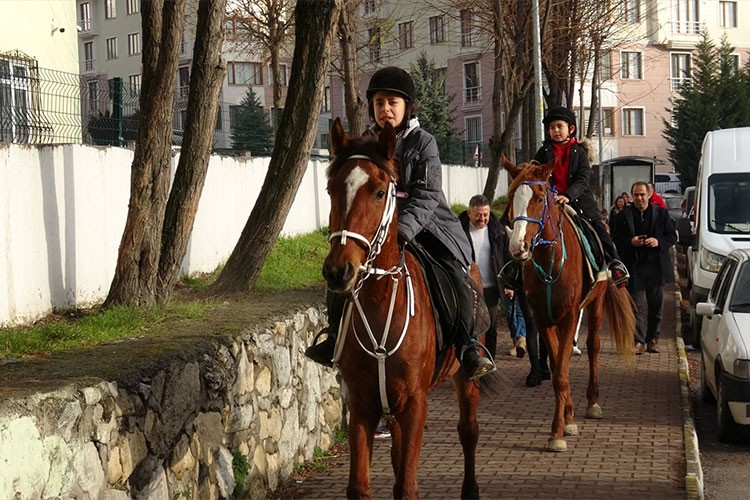 Karabük'te 2 kardeş karne almaya at üstünde gitti