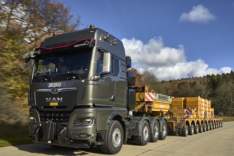 250 tonluk dev çekicisini tanıttı