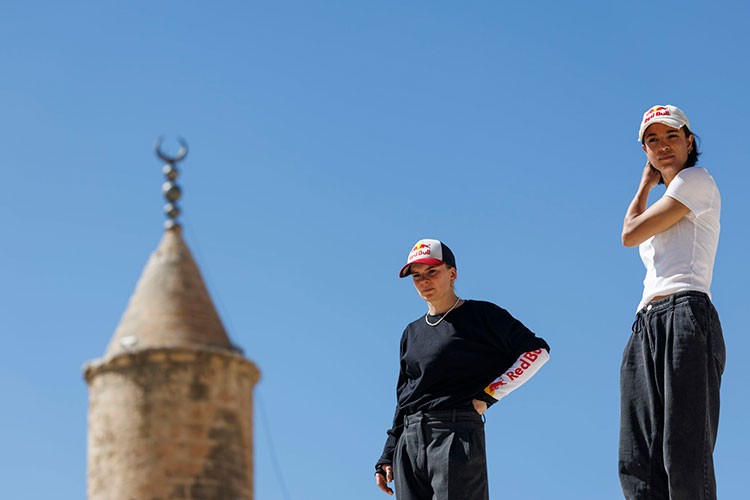 Tarihi Mardin çatılarında sınırları zorladılar