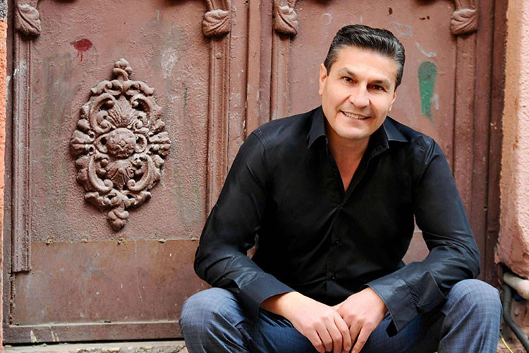 Hem çiçekçi hem şarkıcı