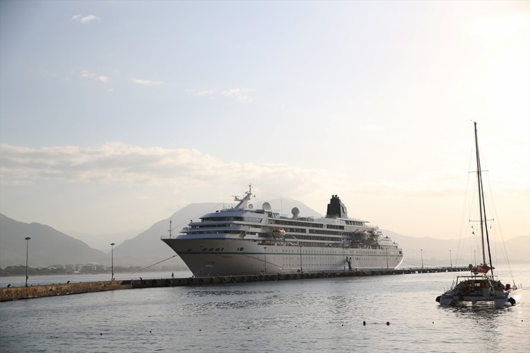 Kruvaziyer "Amadea" Alanya Limanı'na demirledi