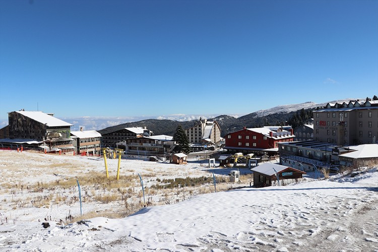 Beyaza bürünen Uludağ kayak sezonunu bekliyor