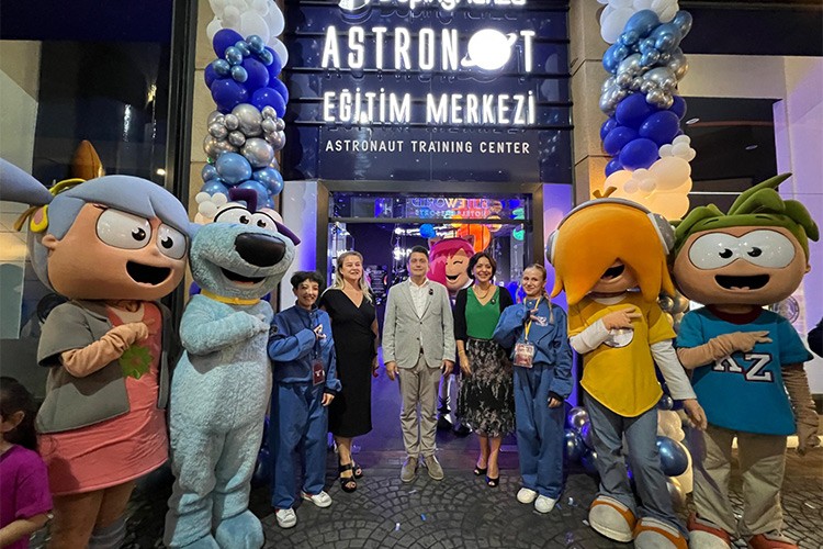 Ççocukları çığır açıcı ve öğretici bir uzay yolculuğuna çıkarıyor