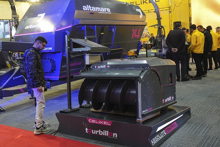 Yerli yem itme robotu çiftliklerde yem israfını azaltıp süt verimini artıracak