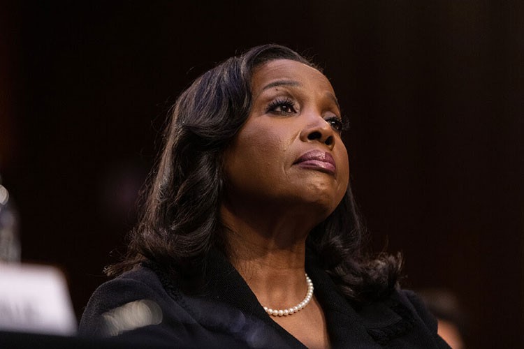 Görevden alınmasını engellemek için Trump'a dava açtı