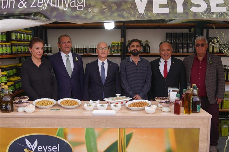 Ayvalık'ta zeytin ve zeytinyağı büyük festival pazarı açıldı