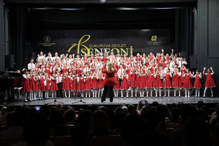 MÜZE KOMPLEKSİNİN ÖNÜNDE UZUN KUYRUKLAR OLUŞTU, GECE HALUK LEVENT KONSERİ ADANA'YI COŞTURDU