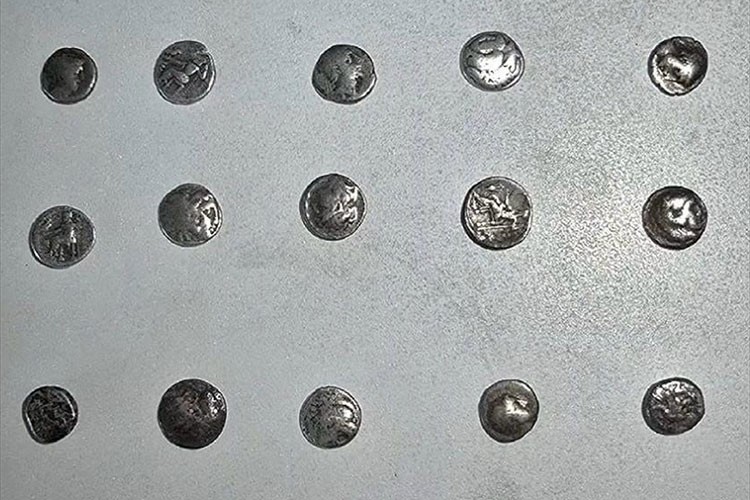 Çorum'da bir araçta tarihi eser niteliğinde 26 sikke bulundu