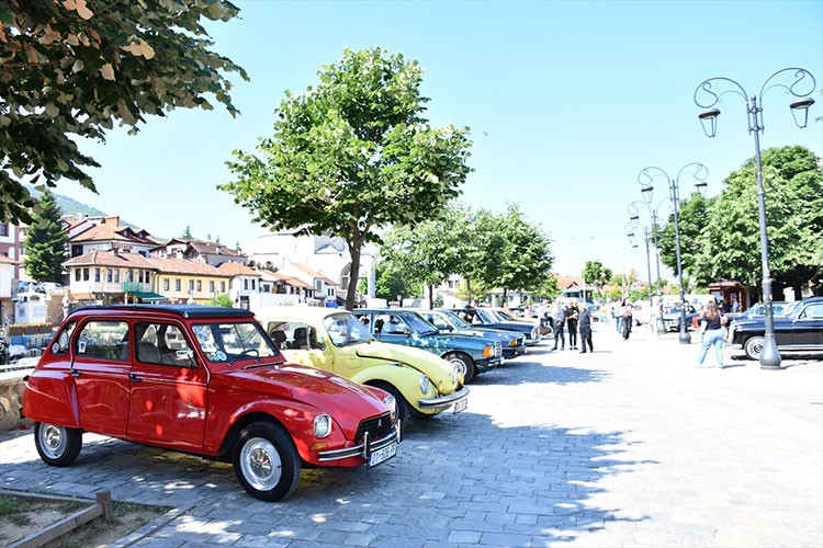 Klasik otomobil tutkunları Kosova'da buluştu