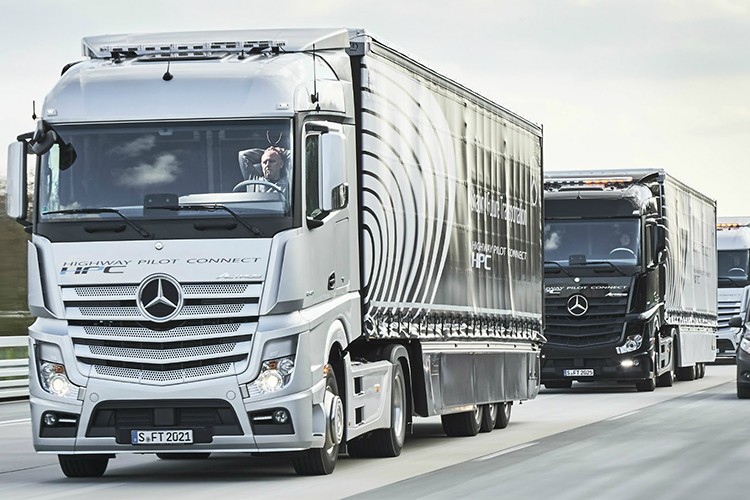 Rusya'dan Pakistan'a tırlarla taşınan ilk ticari mallar ulaştı