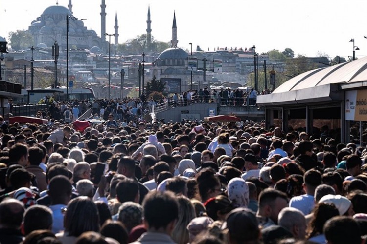 Türkiye nüfusunun 2030'da 88 milyon 188 bin 221 kişiye, 2050'de 93 milyon 774 bin 618 kişiye ulaşması bekleniyor