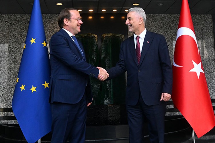 Bakan Bolat, AB Komiseri Varhelyi ile görüştü