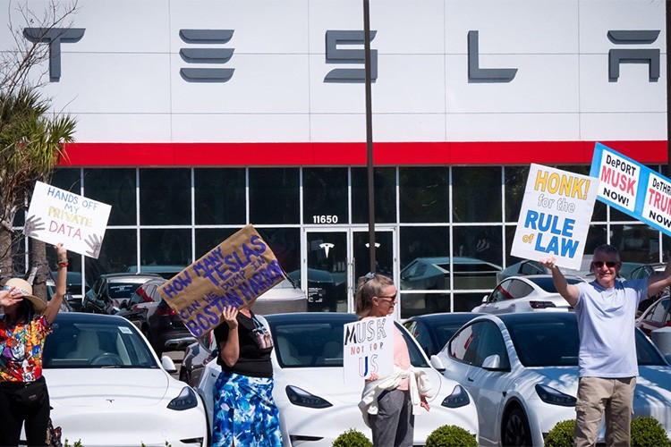 Musk, Tesla'nın önünde protesto edildi