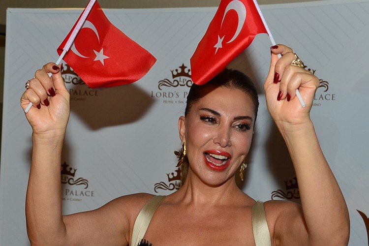 Ebru Yaşar'ın sahnesinde maç heyecanı