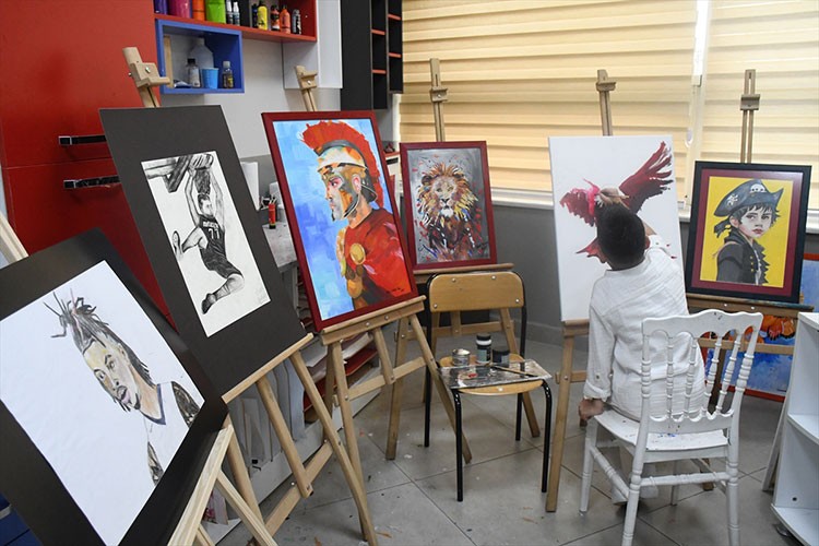 Küçük ressamlar, eserlerini sergilemenin mutluluğunu yaşıyor