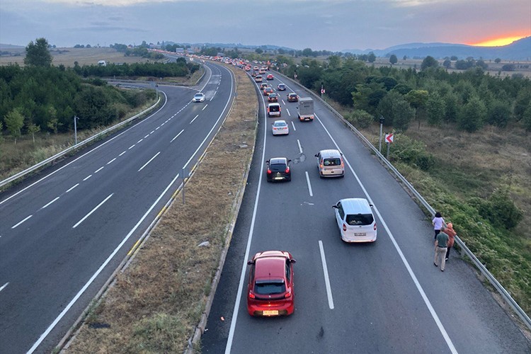 D-100 kara yolunun Karabük kesiminde yoğunluk yaşanıyor