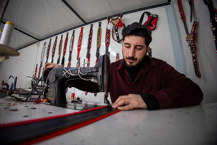 Konteynerde ürettiği köpek tasmalarını ihraç ediyor