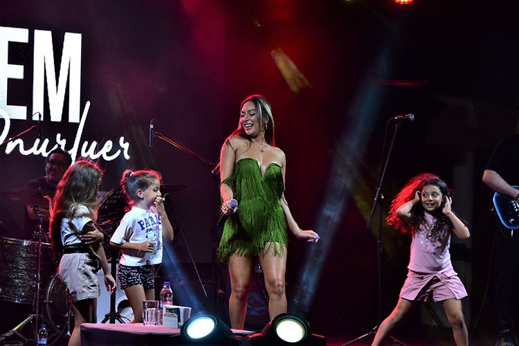 Çocuk hayranlarıyla söyledi