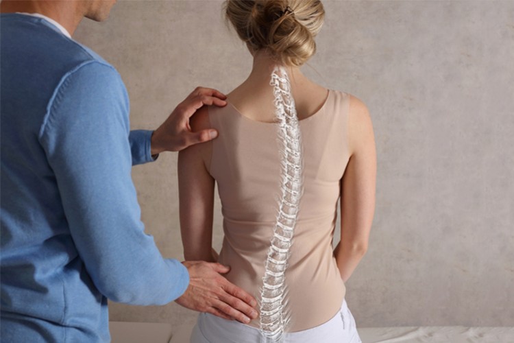 Omurga eğriliğinden şüphelenilen durumlarda "doktora başvurulmalı" uyarısı