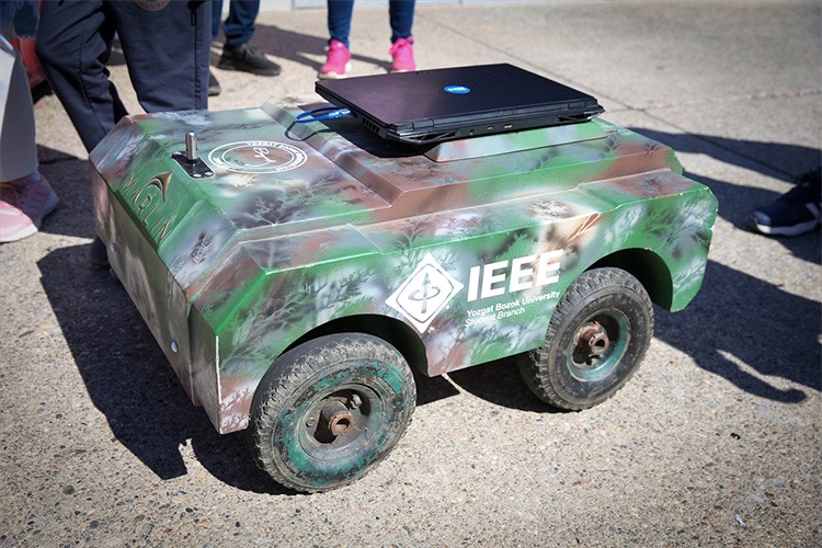 Yabani otları temizleyip noktasal ilaçlama yapıyor