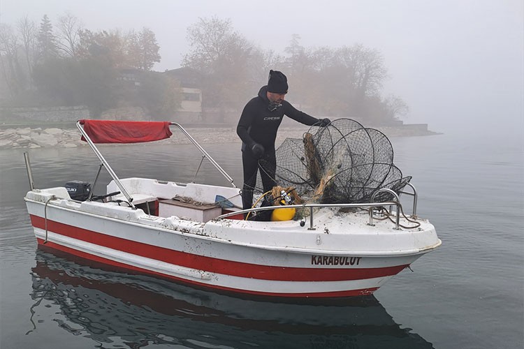 Sapanca Gölü "hayalet ağ"lardan temizleniyor