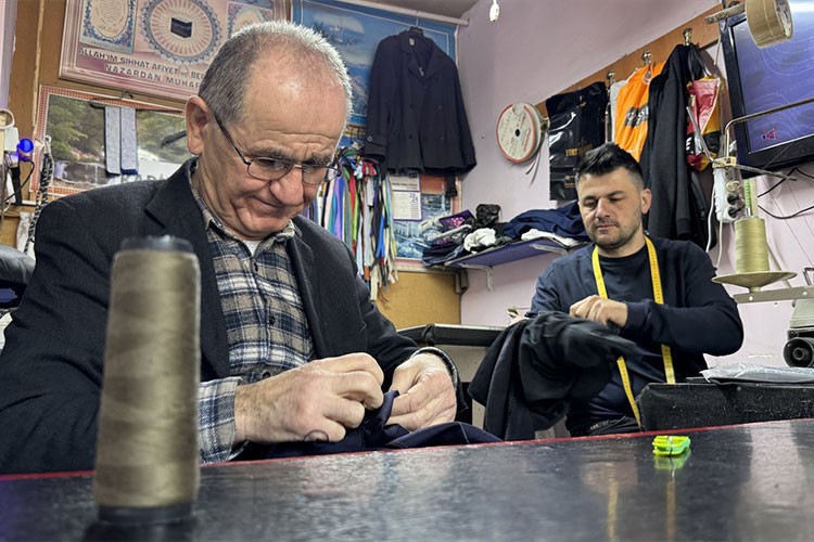 Baba oğul 18 yıldır aynı terzi dükkanında mesai yapıyor