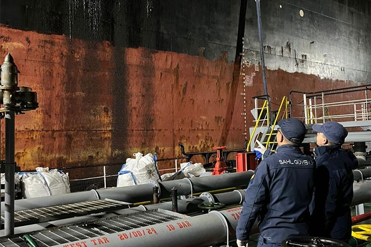 Denizi kirleten gemiye 39 milyon lira ceza