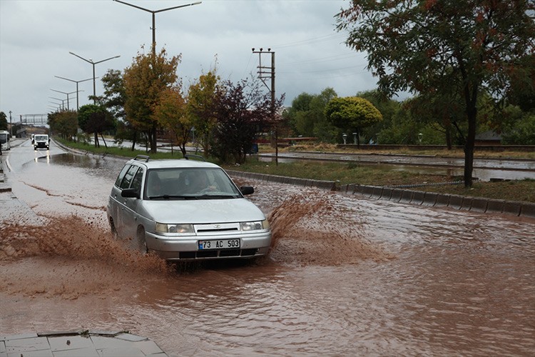 Bitlis'te şiddetli sağanak, sel ve taşkınlara yol açtı
