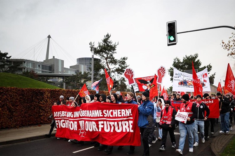 Volkswagen'in Almanya'daki 9 fabrikasında uyarı grevi başladı