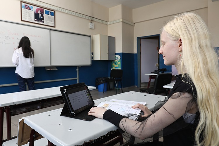 Yeni eğitim öğretim yılında da az gören çocukların yanında