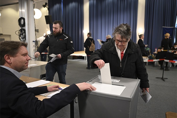 Almanya'da genel seçimler için oy verme işlemi başladı