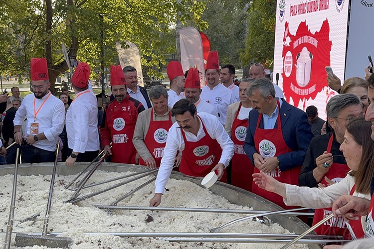 6 ton pilav vatandaşlara dağıtıldı