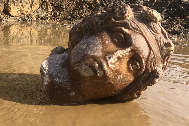 Afrodit ve Dionysos'a ait yeni heykel başları bulundu