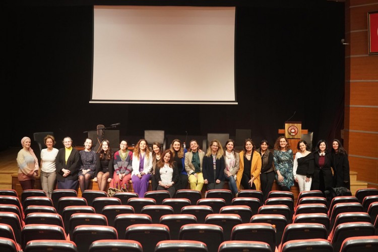 Türkiye'de bir ilk! Bekar Anneler Derneği Kuruldu