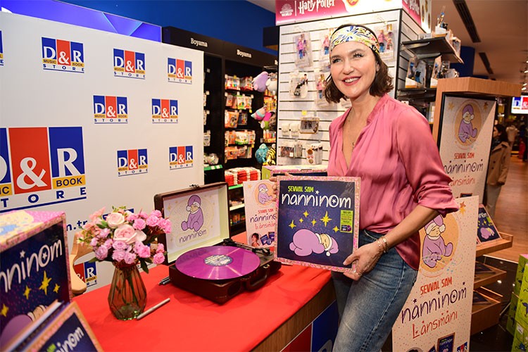 Şevval Sam'dan çocuklar için bir ilk: