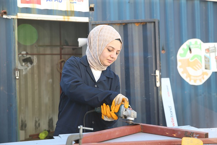 Deprem kaybettirdi azim kazandırdı