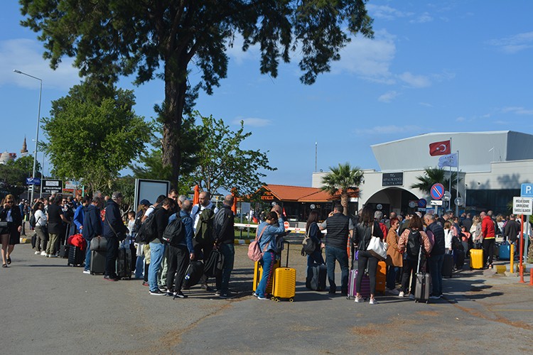 Ayvalık'tan Midilli Adası'na geçişlerde yoğunluk yaşanıyor