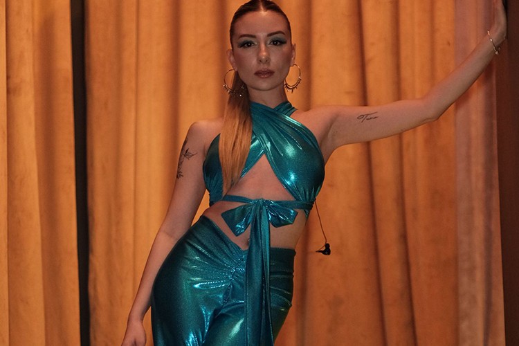 Sera Tübek 'Kaç Kovalan' ile döndü